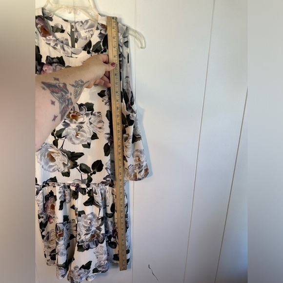 Umgee White Floral Women’s Romper Size Medium - Picture 5 of 9